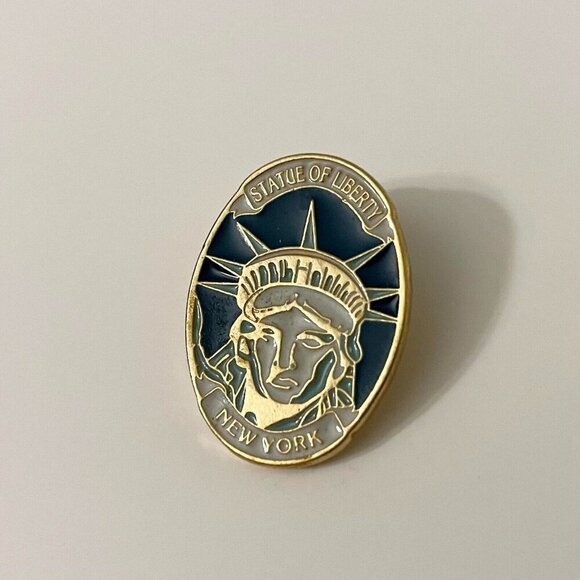 Vintage Statue of Liberty New York Pin Made in Canada - Picture 1 of 10
